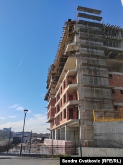 Zgrada koja se nalazi na lokaciji na kojoj je došlo do odrona saobraćajnice, a koja je građena bez građevinske dozvole, 2. oktobar 2025.