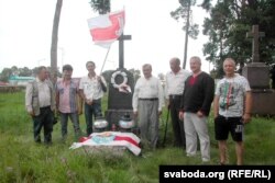 Каля магілы Валерыі Ціхановіч, удзельніцы паўстаньня