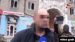 Олег Кузьминых в плену в Донецке, 22 января 2015 года. Мы сделали тогда нечетким его лицо из-за унизительной ситуации, в которую его поставили сепаратисты