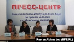 Участники пресс-конференции движения «Не молчи» — (слева направо) мать 10-летнего ребенка Гульмира Махатова, адвокат Айман Умарова, мать шестилетнего ребенка Жазира Аманбекова, гражданский активист Дина Смаилова (руководитель движения). Алматы, 14 декабря 2016 года.