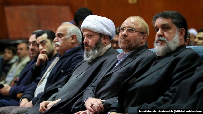 غلامرضا قاسمیان (وسط) در کنار محمدباقر قالیباف، در همایشی در تهران در اسفند امسال