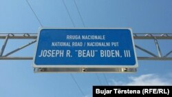 Сообраќаен знак на Националниот пат во источно Косово со името покојниот син на Џо Бајден, Бо Бајден