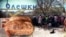 Хлеб, испеченный на Пасху. Позади очередь за продуктами, завезенными волонтерами. Коллаж
