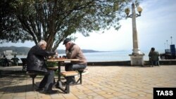 Жители Сухуми играют в шахматы на набережной. Иллюстрационное фото