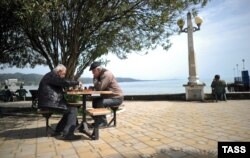 Пенсіонери грають в шахи на набережній в Сухумі, Абхазія (архівне фото)