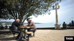 Жителі Сухумі грають у шахи на набережній. Ілюстративне фото