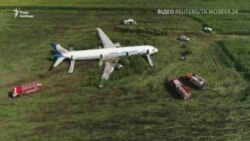 Російський літак здійснив аварійну посадку в полі: відео з дрона