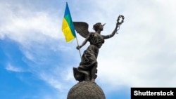 Пам’ятник Незалежності України у Харкові, до якого громадські активісти прикріпили прапор України