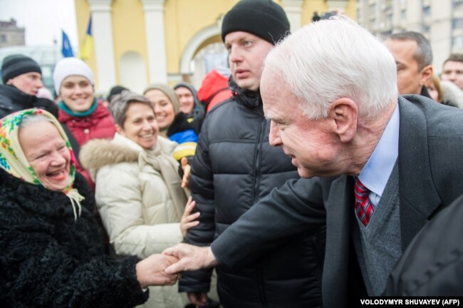 Революція гідності. Американський сенатор Джон Маккейн на майдані Незалежності в Києві, 15 грудня 2013 року