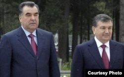 Президент Таджикистана Эмомали Рахмон (слева) и премьер-министр, врио президента Узбекистана Шавкат Мирзияев.