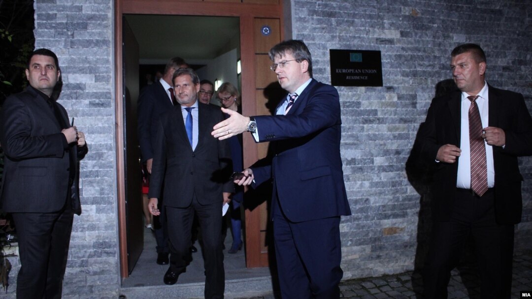 Еврокомесарот Јоханес Хан неколкупати ги напоменуваат препораките на Прибе во контекст на напредокот на Македонија кон Европската унија.