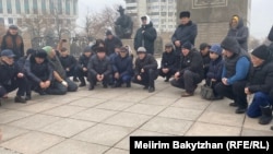 Республика алаңындағы Тәуелсіздік монументі алдына жиналған адамдар 2022 жылғы Қаңтар оқиғасы құрбандарына құран бағыштады. Алматы, 5 қаңтар, 2026 жыл.