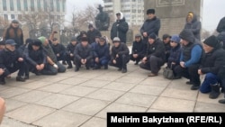 Январь окуяларынын курмандыктарын эскерүү үчүн Алматы шаарындагы Республика аянтына чогулгандар. Алматы, 2026-жылдын 5-январы.