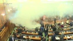 Gaze lacrimogene înlegislativul din Kosovo