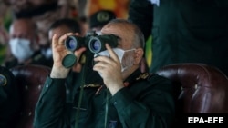 Comandantul Gărzii revoluționare iraniene Hossein Salami urmărind exercițiile militare desfășurate în strâmtoarea Ormuz, 29 iulie 2020