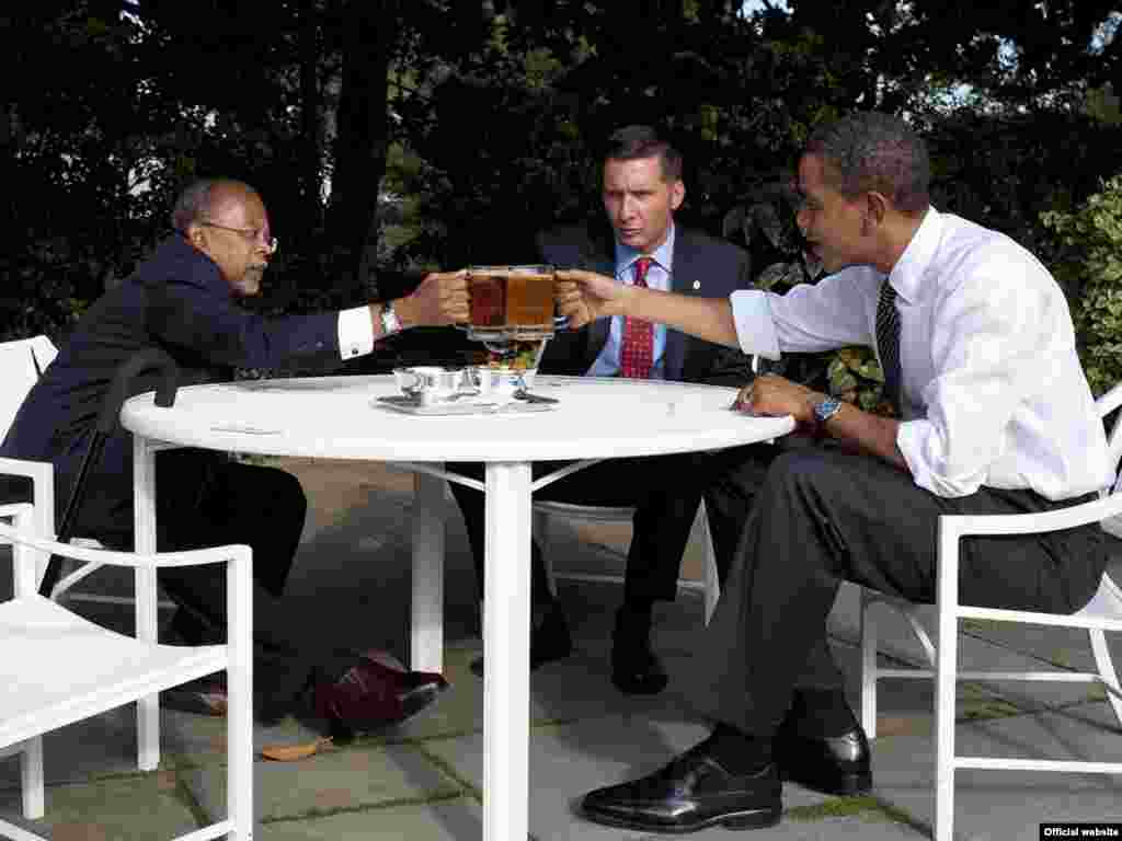 Барак Обама встретился за пивом с профессором и полицейским. Ссора между афроамериканцем профессором Генри Гейтсом и белым полицейским Джеймсом Краули вызвала недавно ожесточенные дебаты