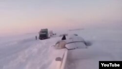 Машины, занесенные снегом, в поле под Оренбургом. Фрагмент видеозаписи 