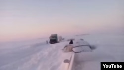 Машини у снігу недалеко від Оренбурга. Фрагмент відеозапису