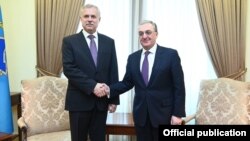 Министр иностранных дел Армении Зограб Мнацаканян (слева) и генеральный секретарь ОДКБ Станислав Зась (архив)