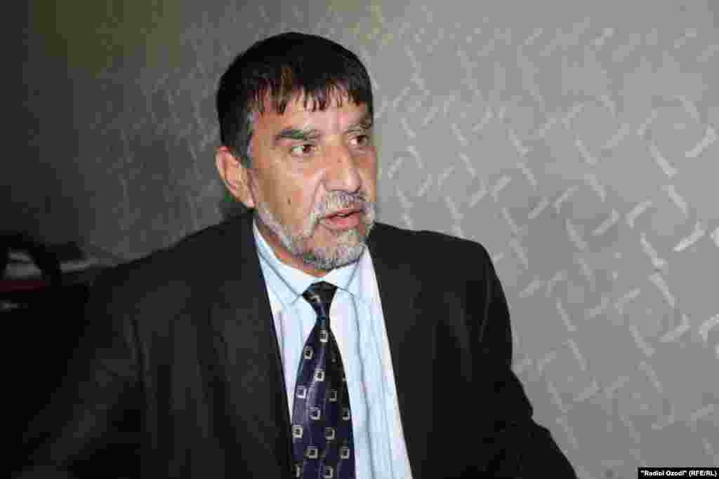 26 июл: Маҳмурод Одинаев - падари Суннатулло Ризоев - дар Хуҷанд барои чанд соат боздошт ва бозпурсӣ шуд.