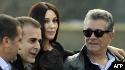 بهمن قبادی (دوم از چپ) در کنار مونیکا بلوچی و بهروز وثوقی، بازیگران فیلم «فصل کرگدن»