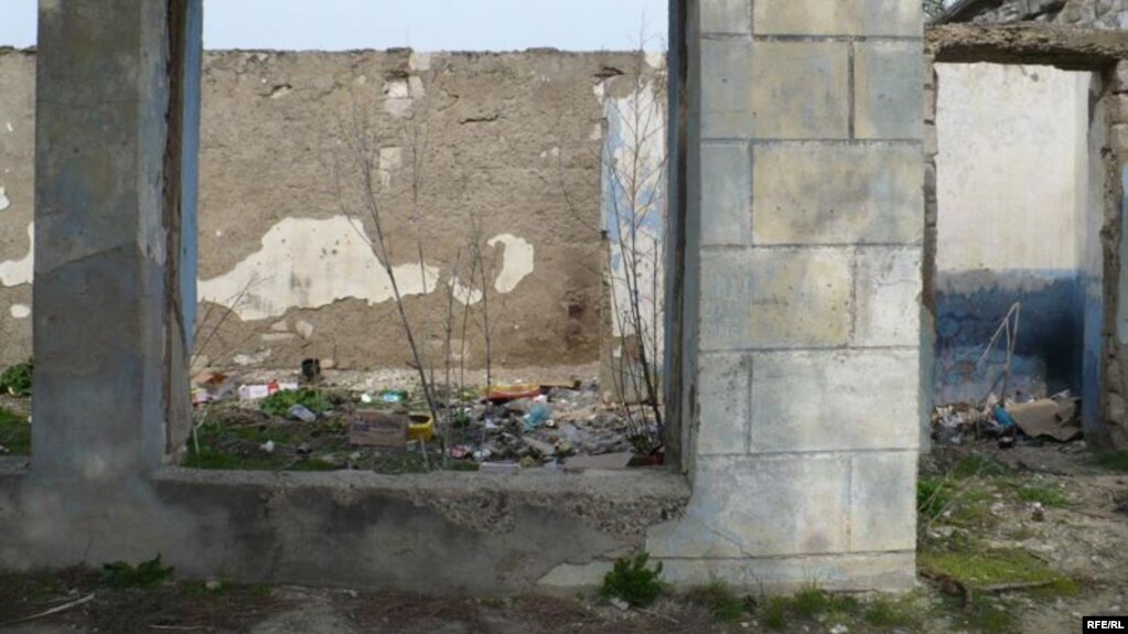 La Tătărăuca, o imagine a unei librării în ruină (2010)