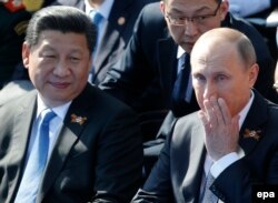 Голова Китаю Сі Цзіньпін (ліворуч) і президент Росії Володимир Путін (архівне фото)