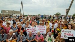 La monumentul victimelor zborului MH17 din apropiere de locul unde s-a prăbușit avionul de pasageri malaezieni după ce a fost doborît, satul Hrabove, regiunea Donetsk, 17 iulie 2017.