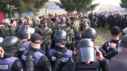 Біля «Краковця» поліція затримала групу чоловіків у камуфляжі (відео)