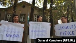 Пикетга чиққан қирғизистонлик журналистлар (ўнгдан чапга) Улуғбек Бобоқулов, Иля Лукаш, Дмитрий Орлов.