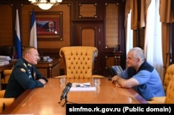 Военный РФ Антон Старостин с российским главой Крыма Сергеем Аксеновым, июнь 2025 года