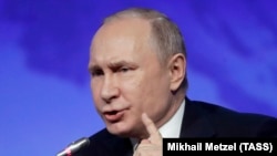 ولادیمیر پوتین رئیس جمهور روسیه حین سخنرانی در اجلاس جهانی ارکتیک یا قطب شمال در سن پترزبورگ. April 9, 2019
