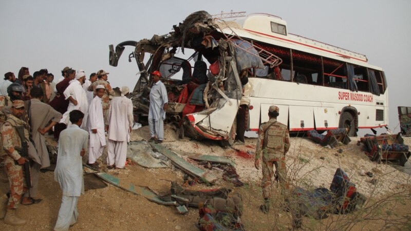 Pakistanda awtobusyň derýa gapgarylmagy netijesinde azyndan 24 adam öldi