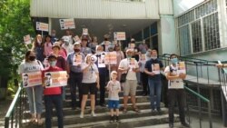 Әлнұр Ильяшев жақтастары Медеу аудандық соты ғимаратының алдында наразылық өткізіп тұр. Алматы, 12 маусым 2020 жыл.