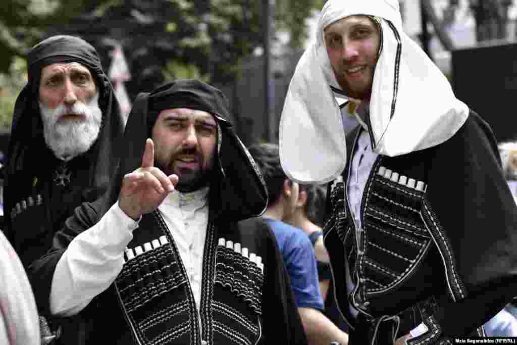 ქართულ ნაციონალურ ტანსაცმელში გამოწყობილი მამაკაცები.