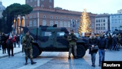 Армейский патруль на улицах Рима 30 декабря 2017 года 
