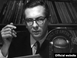 Willis Conover (1920 –1996) jazz producer și broadcaster la Voice of America timp de mai mult de 40 de ani.