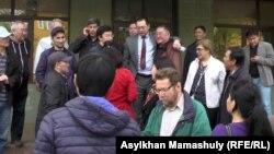 Graždan aktiwisti Ermek Narymbaýew sud jaýynyň öňünde, Almaty, 30-njy mart, 2016