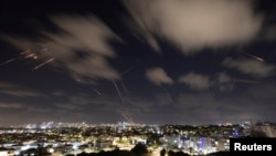 Sistemul antirachetă Iron Dome al Israelului interceptează rachetele iraniene, văzute din Ashkelon, Israel