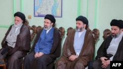 Mojtaba Khamenei (al doilea din stânga) într-o fotografie din octombrie 2024, difuzată de oficiul liderului suprem iranian