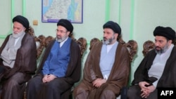 Mojtaba Khamenei (al doilea din stânga), unul dintre copiii liderului suprem al Iranului, ayatollahul Ali Khamenei, asasinat pe 28 februarie. Fotografie din 30 oct. 2024.