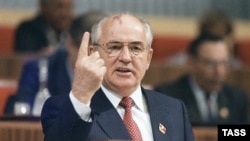 Михаил Горбачев на 28 съезде КПСС. 10.07.1990, Москва.