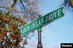 Табличка с названием улицы имени Боба Дилана в его родном городе Хиббинге. 13 октября 2016 года.