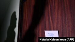 Визитка участкового на двери квартиры Алексея Навального