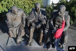 Открытие скульптурной композиции Зураба Церетели, посвященной 70-летию Ялтинской конференции (справа налево – Иосиф Сталин, Франклин Рузвельт, Уинстон Черчилль)