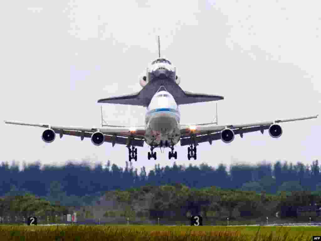 SAD - Avion nosi avion - Boeing 747 NASA-e igra ulogu vazdušnog taksija i prenio je svemirsku letilicu ¨discovery¨ koja se vratila sa misije u svemiru. 