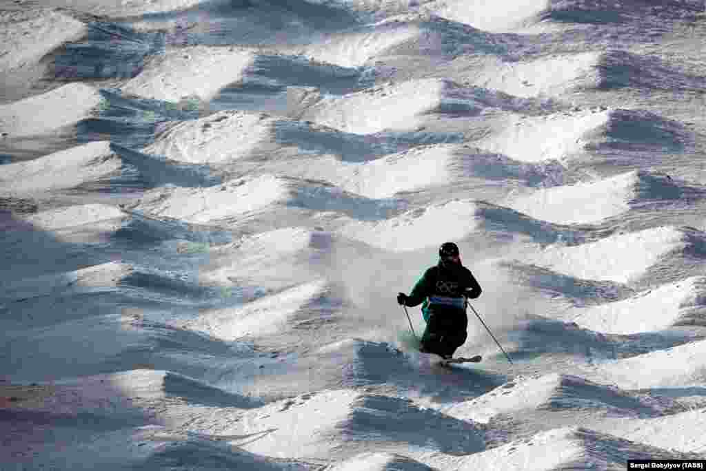 Dmitry Reikherd of Kazakhstan competes in the men's moguls freestyle-skiing event at the 2018 Winter Olympic Games in Pyeongchang on February 9. (TASS/Sergei Bobylev)