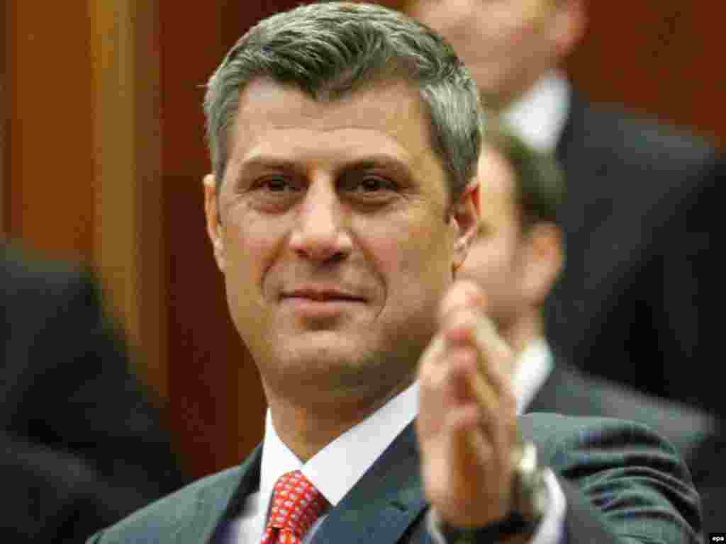 Premijer Kosova Hašim Tači proglasio je nezavisnost Kosova u Skupštini. Čitajući deklaraciju, rekao je da će novo Kosovo biti "posvećeno miru i stabilnosti" 