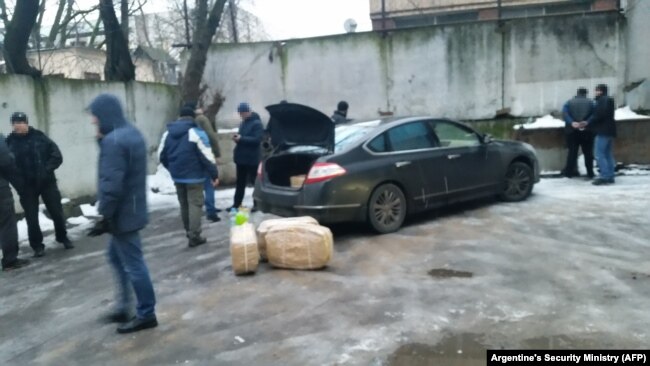 Фото без даты, распространенное аргентинским министерством безопасности 22 февраля 2018 года. По сообщению министерства, фотография сделана во время задержания подозреваемых по делу о контрабанде кокаина в Москве