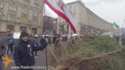 Кримці ставлять ялинку для #Євромайдану